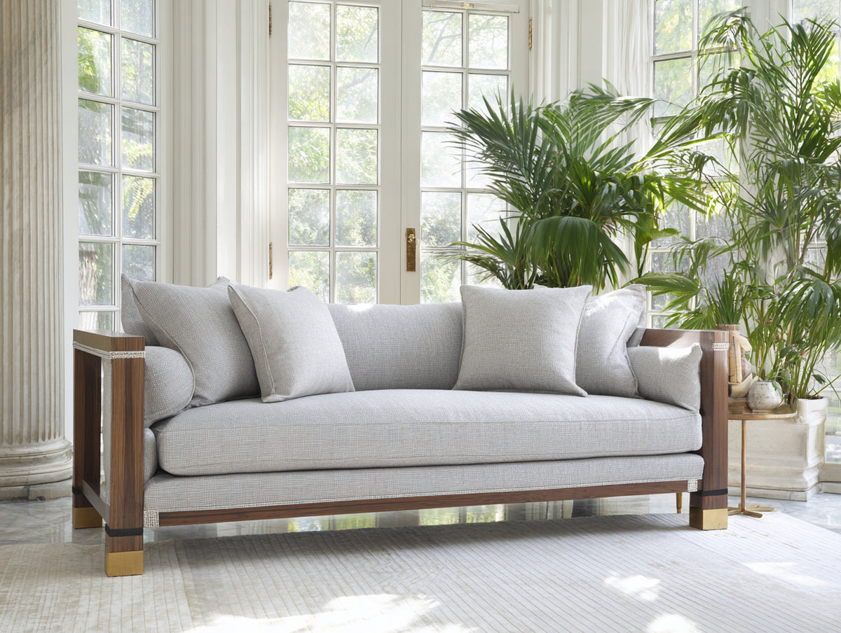 Divano 224×94×82 cm - tessuto grigio perla e legno noce - seduta continua con dettagli ottone per soggiorno